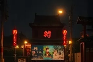 悬疑剧《长夜微光纪》雨夜街头对峙场景剧照